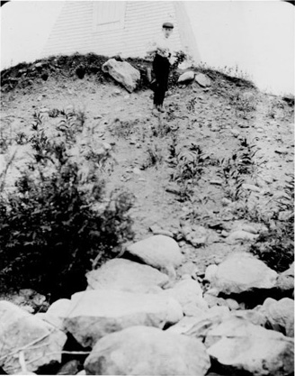 La pente érodée de l'île Lighthouse où des restes humains ont été trouvés.